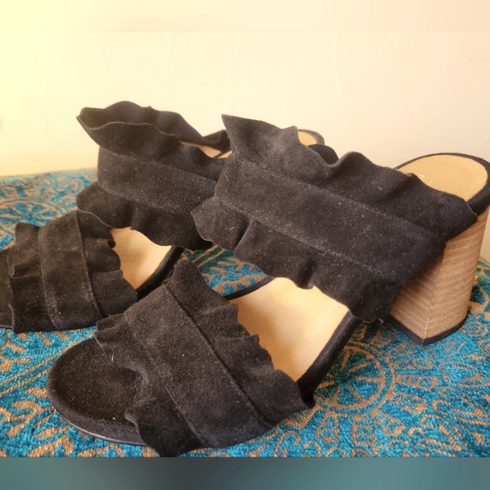 FREE PEOPLE BLACK SUEDE RUFFLED HEELS Sz 37
